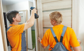 installation d'une porte en bois