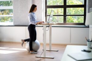 Fabriquer un bureau assis debout en bois : les étapes à suivre