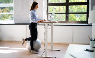 Fabriquer un bureau assis debout en bois : les étapes à suivre